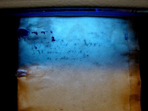 Inscription en grec sur le premier plat. Photo A. Legros sous UV.