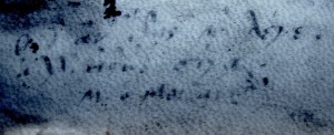 Inscription en grec sur le premier plat (zoom). Photo A. Legros sous UV.